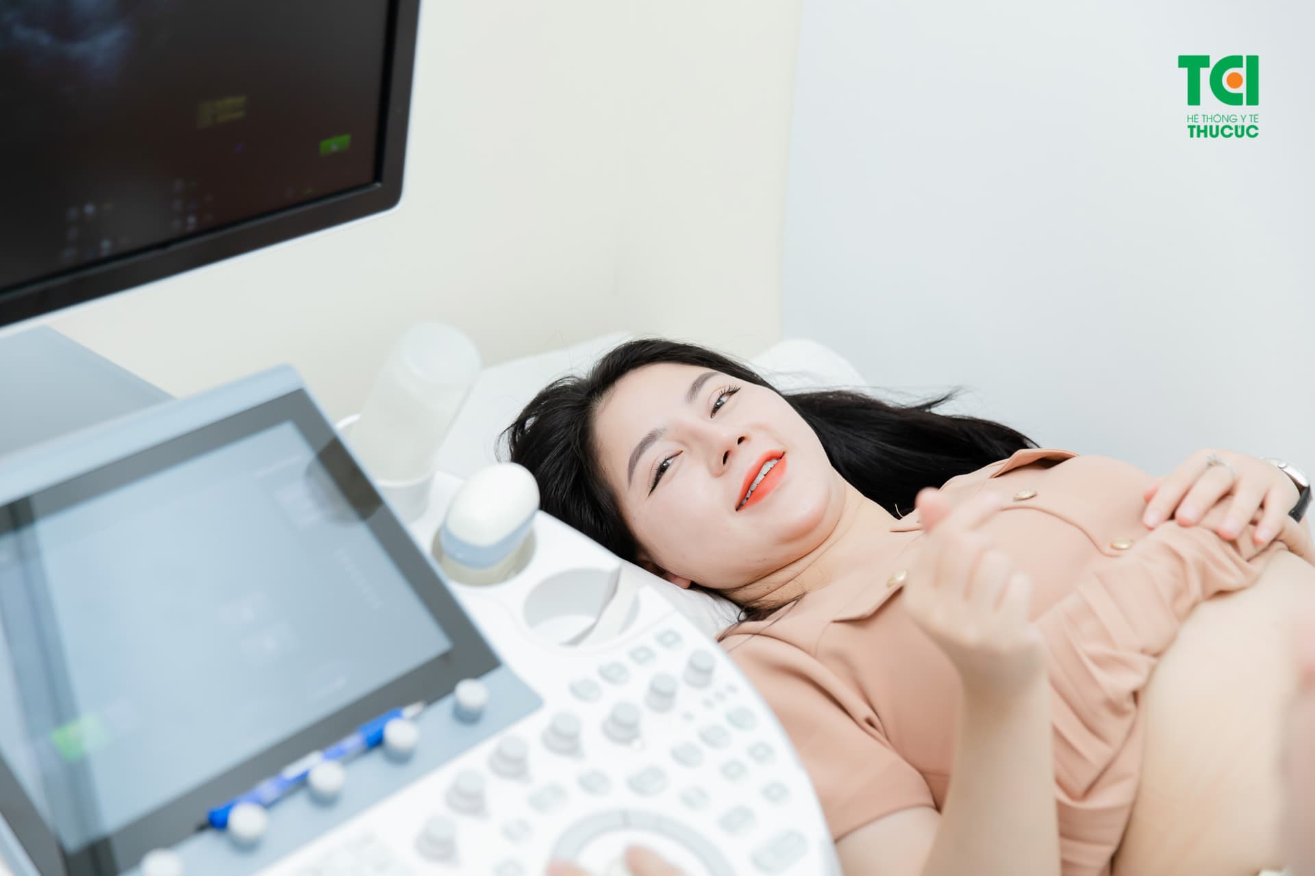 Mẹ bầu được thực hiện siêu âm ổ bụng để đánh giá toàn diện hình thái thai nhi, vị trí phôi và bánh rau