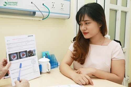 Bác sĩ Thu Cúc đọc kết quả khám cổ tử cung và tư vấn cho mẹ bầu