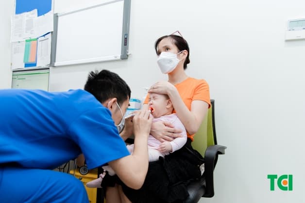 trẻ bị tay chân miệng phải làm gì