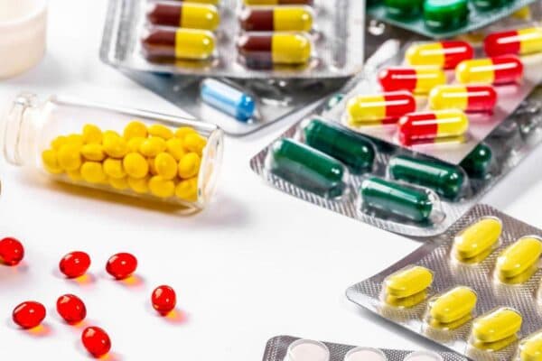 Điều trị viêm xoang bằng một số loại thuốc như kháng sinh, kháng viêm...