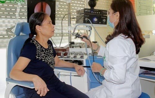 Người bệnh có dấu hiệu viêm xoang cần được bác sĩ chuyên khoa thăm khám và điều trị đúng cách