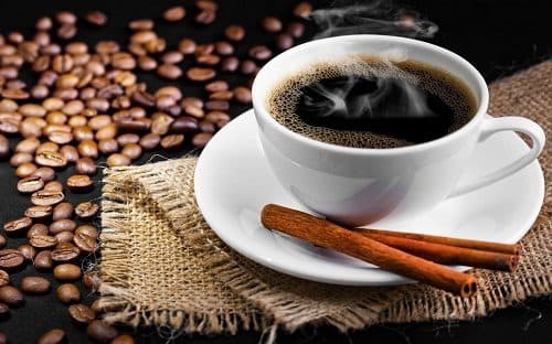Nhìn chung, bất kì thực phẩm nào có chứa chất caffeine, rượu và đồ uống có ga đều không tốt cho sức khỏe. Với người bị bệnh đường ruột, điều này càng rõ hơn. Bệnh nhân cần kiêng hoàn toàn các loại thực phẩm này.
