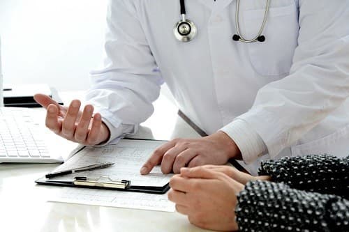 Điều quan trọng là người bệnh cần tiến hành thăm khám sớm tại bệnh viện chuyên khoa để xác định nguyên nhân gây ra cảm giác ngứa ở dưới da.