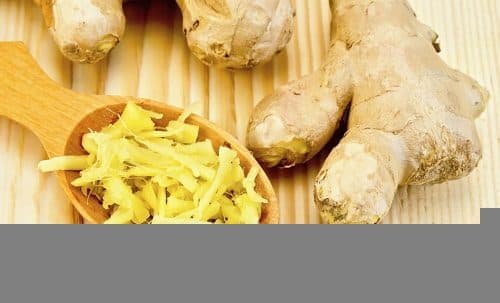 Khi tìm hiểu trào ngược dạ dày thực quản ăn gì, người bệnh không nên bỏ qua củ gừng. Đây là gia vị không thể thiếu với nhiều món ăn thông dụng hàng ngày. Loại củ này còn được xem là một trong những thực phẩm tốt cho người bị bệnh trào ngược acid dạ dày. Trong Đông y, gừng là một chất chống viêm tự nhiên và được dùng nhiều để điều trị bệnh tiêu hóa. Các món ăn có gừng sẽ giúp làm giảm bớt các triệu chứng trào ngược dạ dày thực quản, chống viêm thực quản cũng như bảo vệ dạ dày khỏi viêm loét.