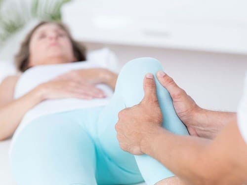 Vật lý trị liệu dành cho người bệnh phẫu thuật thay khớp gối bao gồm các bài tập cải thiện sự linh hoạt và sức mạnh.