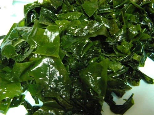 Các loại thực phẩm giàu mg như hạnh nhân, hạt điều, cám lúa mì và tảo bẹ  là những thực phẩm chống dị ứng tuyệt vời