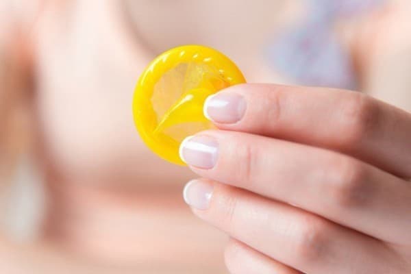 Loại bỏ bớt không khí ở bao trước khi mặc