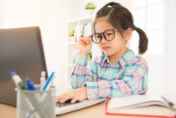 Nguyên nhân do trẻ bị cận thị