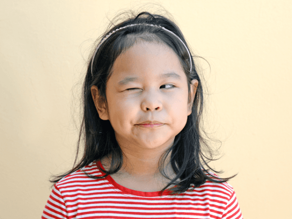 Tìm hiểu trẻ bị nháy mắt liên hồi