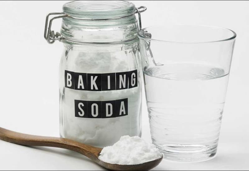 Pha một ít bột baking soda trong nước trắng để uống cũng là một mẹo chữa trào ngược dạ dày thực quản. Tuy vậy, khá khó uống loại nước này do nó có mùi vị kém hấp dẫn. Vì hiệu quả chữa trị, người bệnh cố gắng uống như uống thuốc.