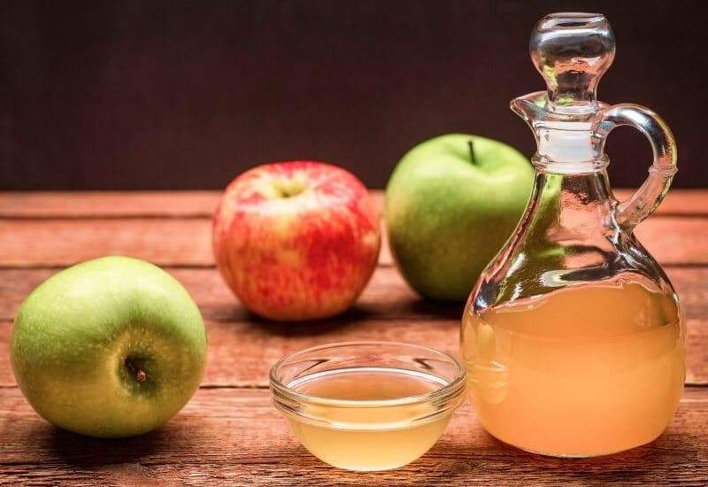 Dùng dấm táo cũng là một mẹo chữa trào ngược dạ dày thực quản rất hay cần áp dụng. Người bệnh có thể kết hợp dấm táo với trà hoặc nước ấm và uống một lần mỗi ngày. Tuy dấm táo có tính axit nhưng đôi khi ăn các loại thực phẩm có tính axit lại giúp cân bằng axit trong dạ dày.