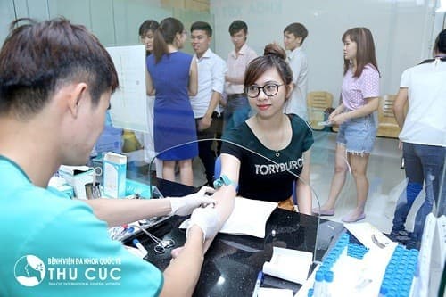 Đến cơ sở y tế để được thăm khám tìm nguyên nhân và chỉ định kịp thời khi bị chảy máu vùng kín sau sinh.