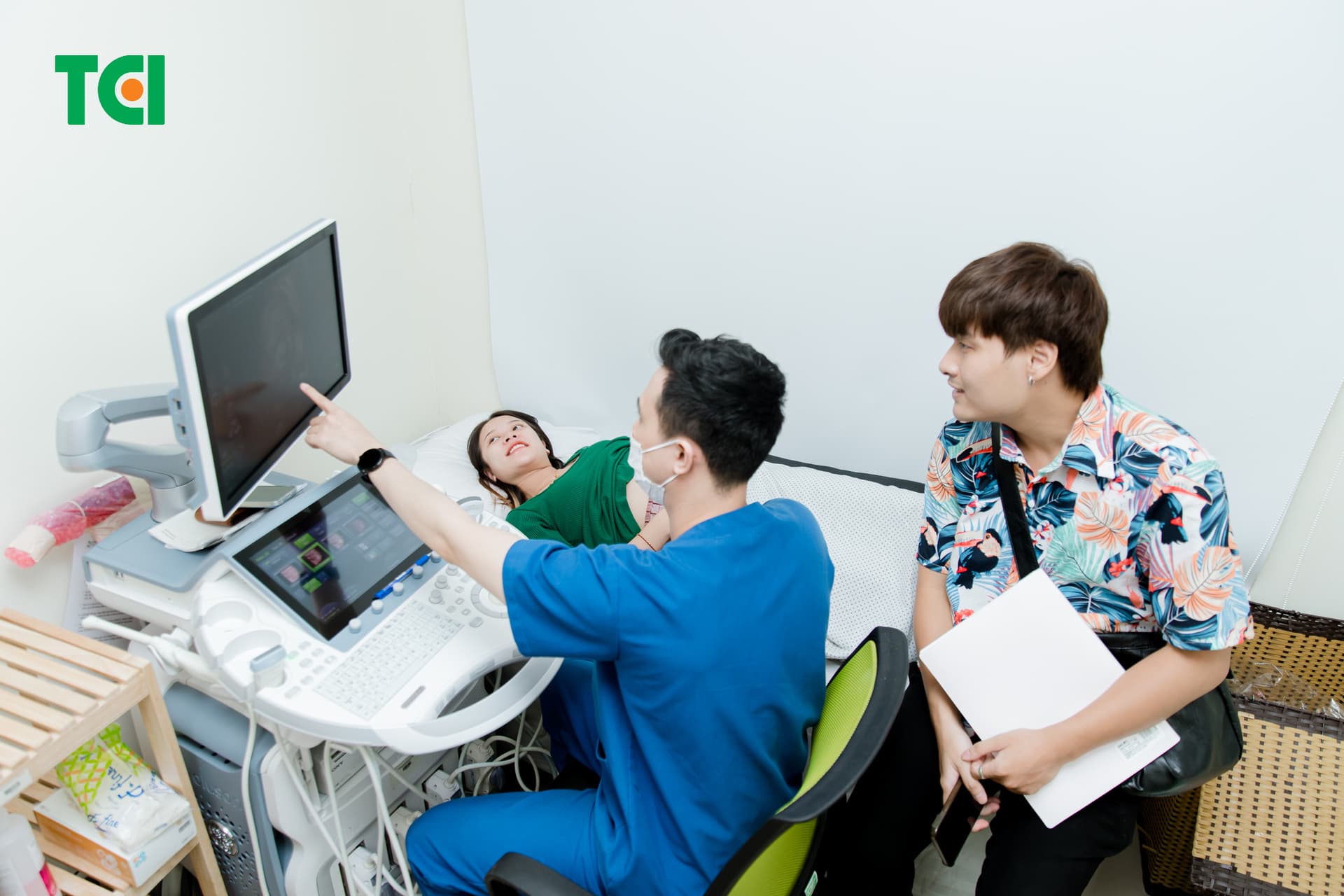 Sau khi thử que thử thai lên 2 vạch, chị em cần thực hiện khám thai sau khi chậm kinh 2-3 tuần.