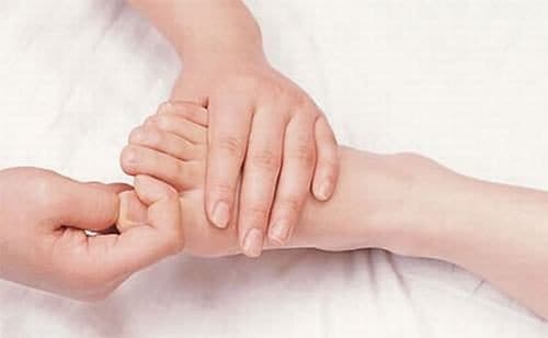 Gãy ngón chân cái ảnh hưởng nhiều đến khả năng chịu lực và giữ thăng bằng của bàn chân