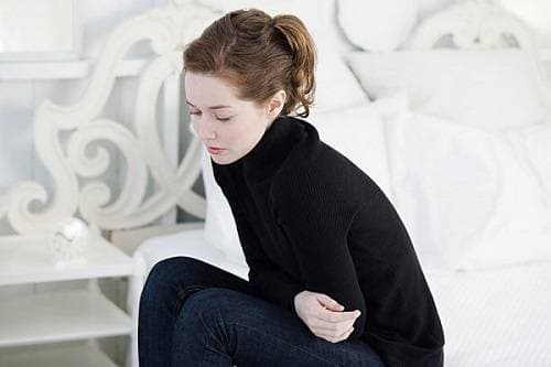 Đau bụng dưới, đau vùng chậu ở một bên từ nhẹ đến nặng là dấu hiệu có thể xuất hiện