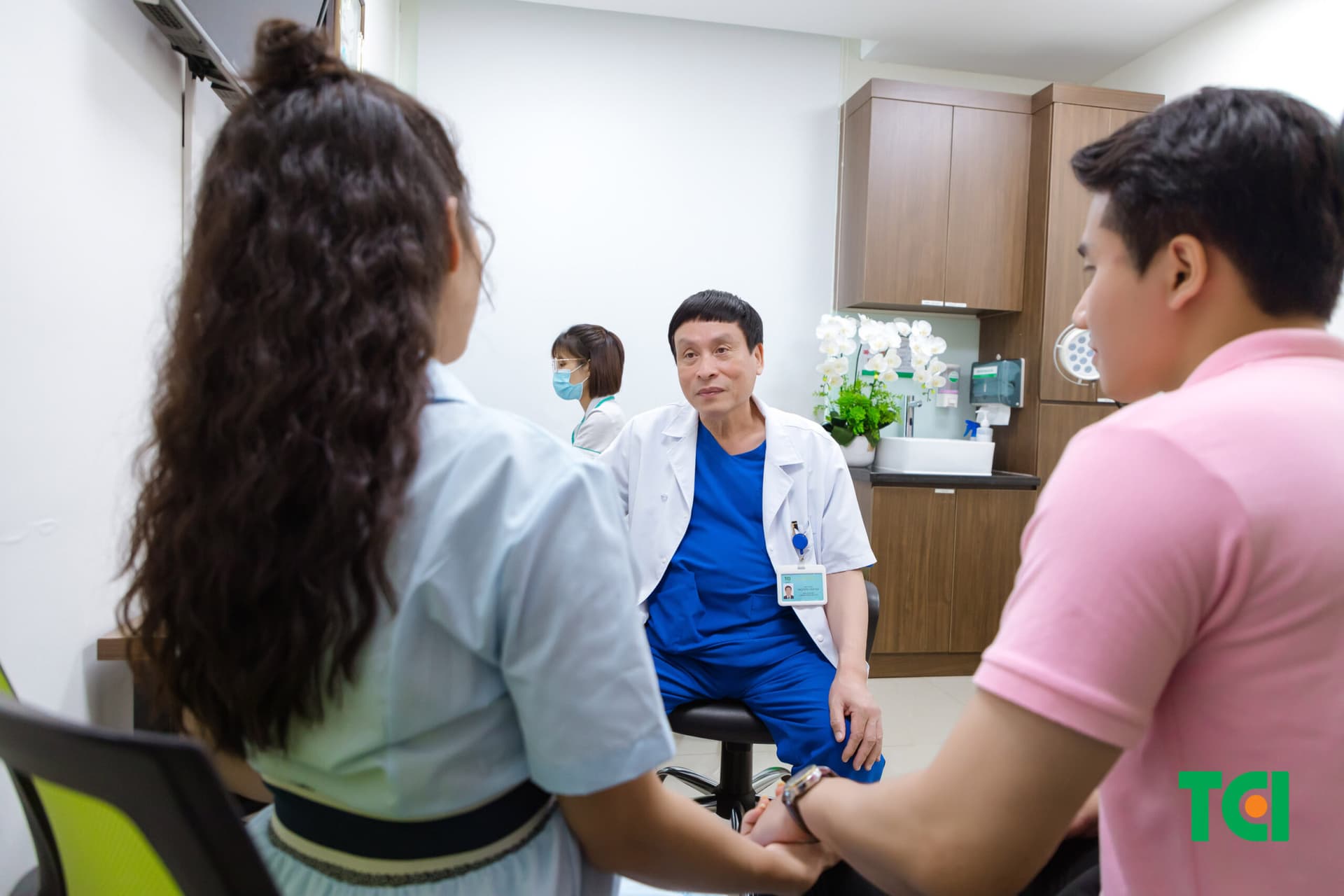 Bạn nên đi khám khi chảy máu âm đạo có dịch nhầy và có kèm theo dấu hiệu bất thường khác