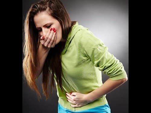 Bên cạnh ra máu báo có thai, chị em có thể có những dấu hiệu đi kèm khác: buồn nôn, mệt mỏi, buồn ngủ...