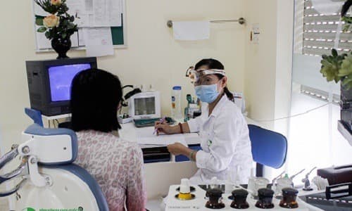 Thăm khám để được bác sĩ chuyên khoa chẩn đoán điều trị bệnh viêm họng hạt hiệu quả[