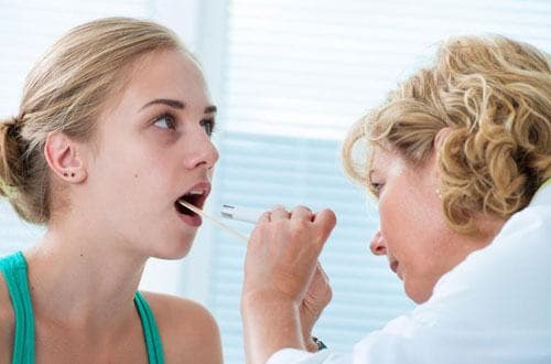 Bạn nên đến cơ sở chuyên khoa để được thăm khám và điều trị khi viêm tuyến nước bọt