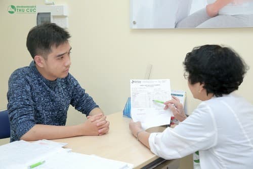 Nếu đau bụng đi kèm các triệu chứng khác, bạn nên đến bác sỹ thăm khám và có hướng xử lý kịp thời