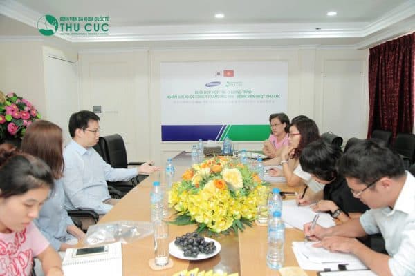 Thu Cúc khám sức khỏe cho công nhân viên Công ty Samsung