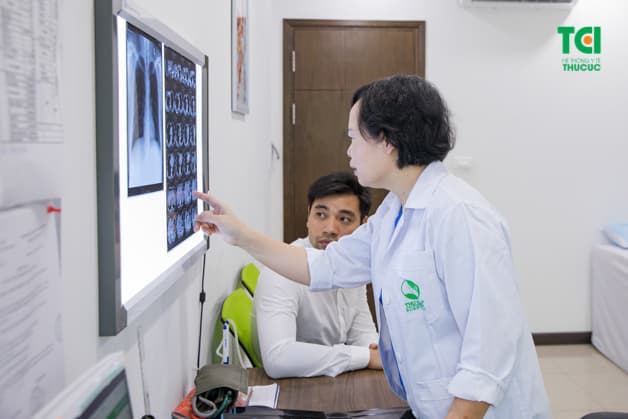 Điều trị nhiễm khuẩn đường hô hấp trên chủ yếu là điều trị triệu chứng. Người bệnh cần đi khám và thực hiện điều trị theo chỉ định của bác sĩ.