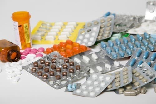 Một số loại thuốc như thuốc lợi tiểu có thể gây ra tình trạng axit uric trong máu cao