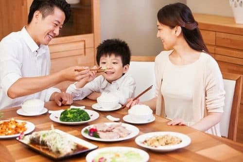 Ăn uống đủ dưỡng chất, đảm bảo vệ sinh là cách phòng bệnh tiêu hóa mùa hè hiệu quả.