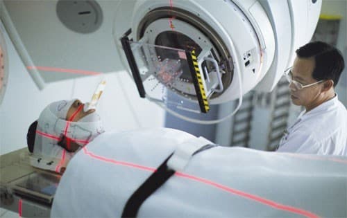 Xạ trị là phương pháp điều trị ung thư bằng cách dùng các chất phóng xạ tác động vào khu vực có tế bào ung thư. 