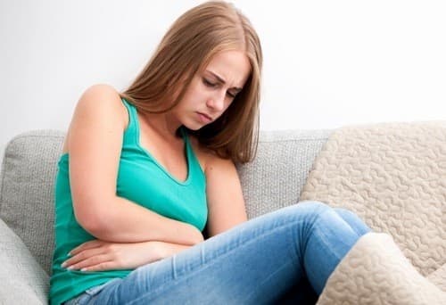 Đau bụng dưới là một dấu hiệu của chửa ngoài tử cung.