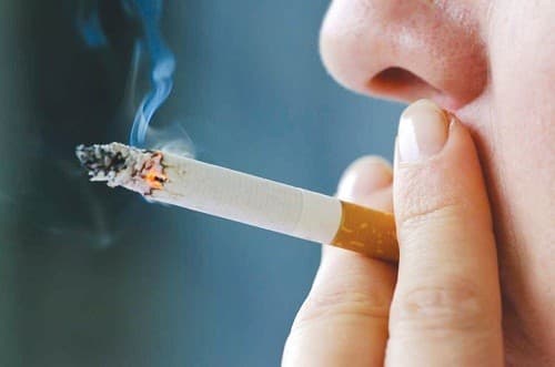 Những người thường xuyên hút thuốc lá, nghiện bia rượu… là đối tượng dễ mắc ung thư vòm họng.