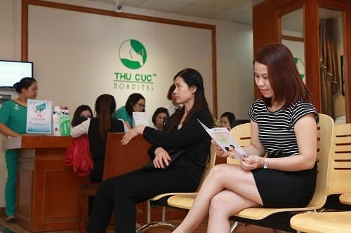 Khi nhận thấy những dấu hiệu bất thường từ kinh nguyệt, chị em cần tới bệnh viện để kiểm tra, xác định nguyên nhân