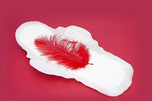 Máu báo thai thường có lượng ít, thường là vài đốm màu hồng hoặc nâu