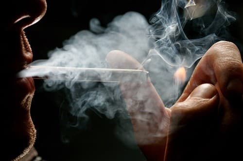 Hút thuốc lá, nghiện rượu... là những yếu tố làm gia tăng nguy cơ mắc ung thư tuyến tụy