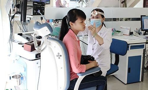 Người bệnh đang được thăm khám tại chuyên khoa Tai mũi họng – Bệnh viện Thu Cúc