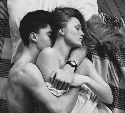 Ôm nhau có thai được không