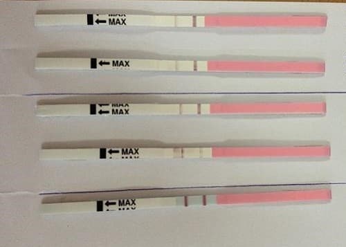 Màu sắc que thử thai 2 vạch phụ thuộc vào nhiều yếu tố khác nhau