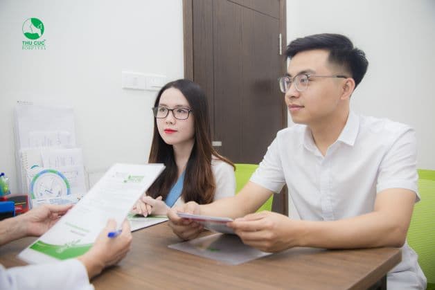 Ra máu kèm những triệu chứng bất thường khác, chị em cần nhanh chóng tới các bệnh viện uy tín để thăm khám, xác định tình trạng và có hướng xử trí kịp thời