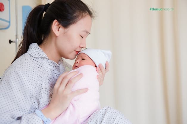 Sau sinh hãy cố gắng ngồi dậy từ từ, và xuống giường vận động nhẹ nhàng