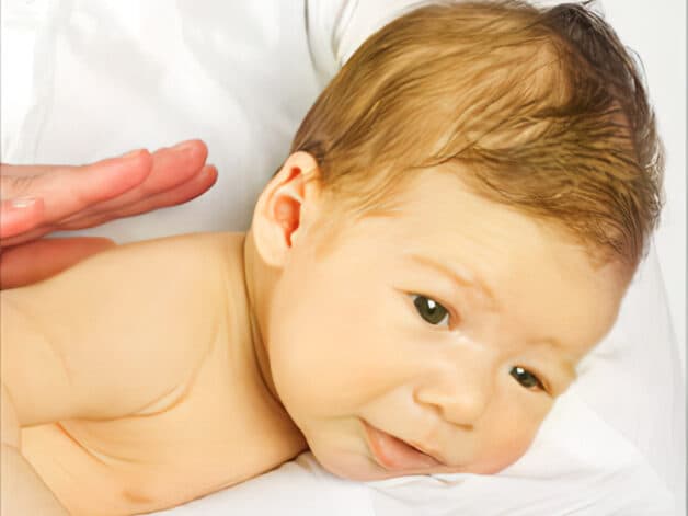 Vàng da là tình trạng da các vùng mắt (bao gồm kết mạc và củng mạc), mặt, ngực, bụng, tay, chân,… của trẻ bị vàng