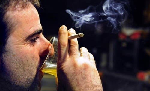Hút thuốc lá và nghiện rượu là yếu tố làm gia tăng nguy cơ mắc ung thư thực quản