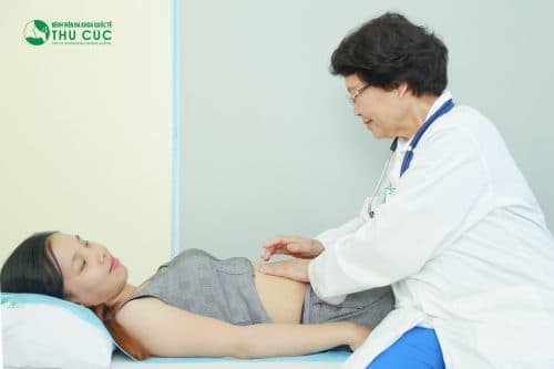 Đau vùng thượng vị là một trong những biểu hiện chính của bệnh viêm hành tá tràng.