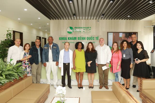 Bác sĩ Cu Ba chính thức làm việc tại Bệnh viện Thu Cúc