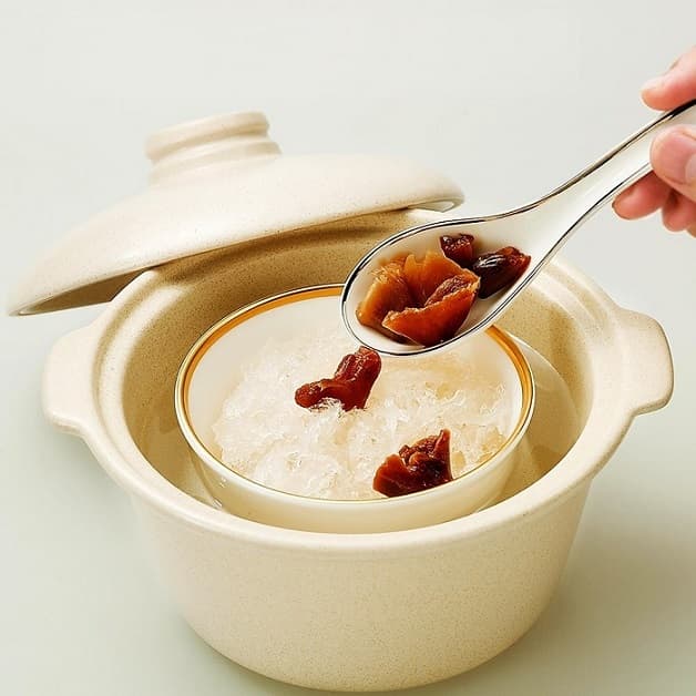 Đặc biệt, nước yến rất tốt với người già, trẻ nhỏ hay người mắc chứng rối loạn tiêu hóa.