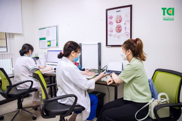 Điều trị viêm khớp háng ở người lớn cần thăm khám bác sĩ chuyên khoa