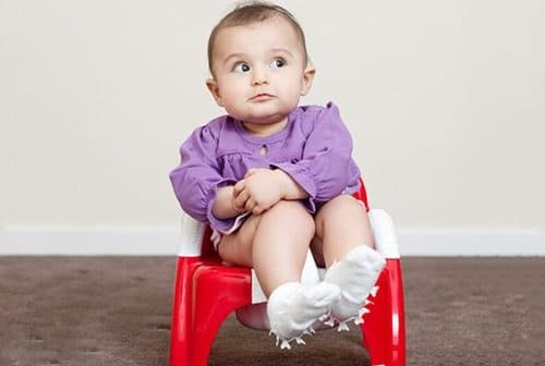 Trẻ bị táo bón do nhiều nguyên nhân khác nhau, chủ yếu là do chế độ ăn thiếu chất xơ