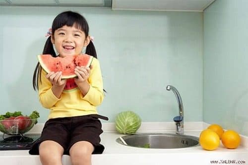 Có thể cho bé ăn các loại quả như dưa hấu, bơ... để cải thiện tình trạng táo bón