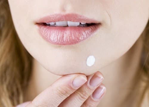 Tự ý rạch, nặn, cắt u bã đậu có thể dẫn tới tình trạng nhiễm trùng, u tái đi tái lại nhiều lần không khỏi.