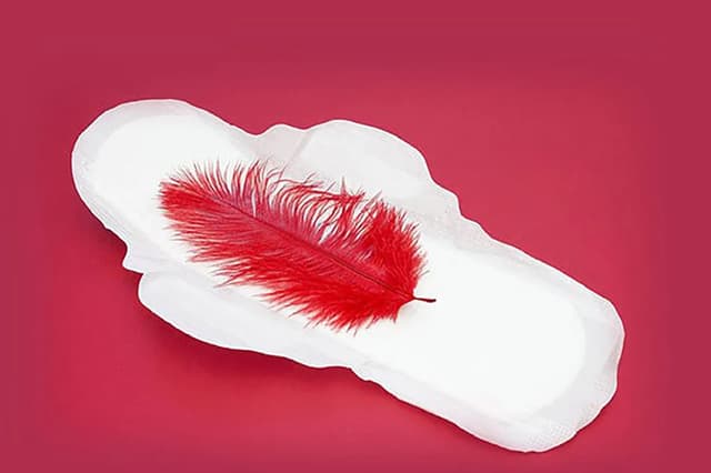 Có thai bị ra máu đỏ tươi là do đâu?