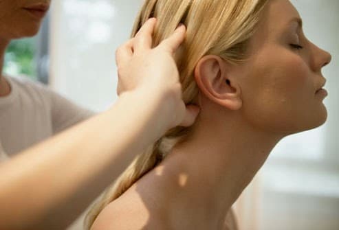 Xoa bóp giảm triệu chứng đau da đầu